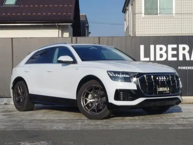 アウディ Ｑ８ 55TFSIクワトロ デビューPKG ラグジュアリ 岩手県 2019(令1)年 3.2万km グレイシアホワイトメタリック ・スマートキー/・プッシュスタート/・黒革シート/・前席パワーシート/・前席シートヒーター＆エアシート/・インテジェントコースティング/・Audiプレセンス/・アダプティブドライブアシスト/・レーンキープ/・パーキングエイド/・サンルーフ/・Bang&Olufsen/・純正メモリナビ/　【Bluetooth・USB】/・フルセグTV/・バック＆サイド＆フロントカメラ/・ETC2.0/・ドライブレコーダー(前後録画)/・GPSレーダー(ZERO808LV)/・社外21インチアルミ/・パワーバックドア/・LEDヘッドランプ/・純正ラバーマット