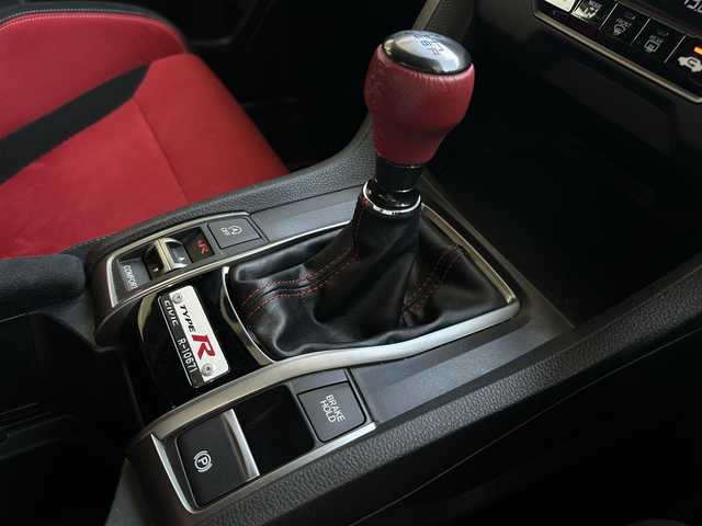 ホンダ シビック タイプR 埼玉県 2018(平30)年 7.4万km チャンピオンシップホワイト 外部検査済み/車検R9年3月まで/6MT／ターボ/純正ナビTV/CD/DVD/Bluetooth/バックカメラ/専用20インチアルミ/専用セミバケットシート/専用bremboキャリパー/専用センターマフラー/LEDヘッドライト/アイドリングストップ/クルーズコントロール/スリップコントロール/純正フロアマット/純正ドアバイザー/ディーラー点検記録簿/（H31/R2/R3/R4/R5/R6/R7）/新車保証書/取扱説明書