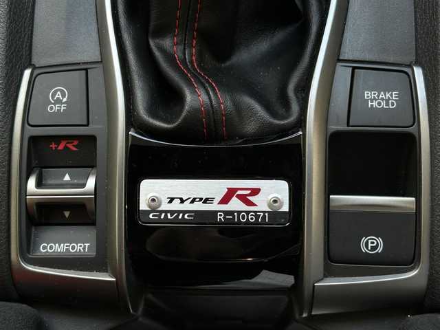 ホンダ シビック タイプR 埼玉県 2018(平30)年 7.4万km チャンピオンシップホワイト 外部検査済み/車検R9年3月まで/6MT／ターボ/純正ナビTV/CD/DVD/Bluetooth/バックカメラ/専用20インチアルミ/専用セミバケットシート/専用bremboキャリパー/専用センターマフラー/LEDヘッドライト/アイドリングストップ/クルーズコントロール/スリップコントロール/純正フロアマット/純正ドアバイザー/ディーラー点検記録簿/（H31/R2/R3/R4/R5/R6/R7）/新車保証書/取扱説明書