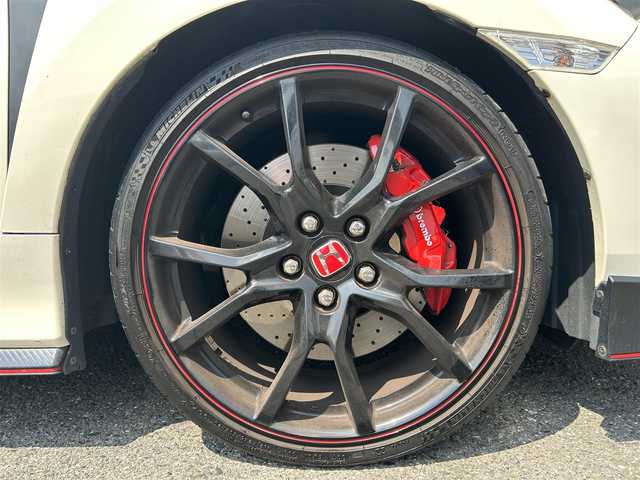 ホンダ シビック タイプR 埼玉県 2018(平30)年 7.4万km チャンピオンシップホワイト 外部検査済み/車検R9年3月まで/6MT／ターボ/純正ナビTV/CD/DVD/Bluetooth/バックカメラ/専用20インチアルミ/専用セミバケットシート/専用bremboキャリパー/専用センターマフラー/LEDヘッドライト/アイドリングストップ/クルーズコントロール/スリップコントロール/純正フロアマット/純正ドアバイザー/ディーラー点検記録簿/（H31/R2/R3/R4/R5/R6/R7）/新車保証書/取扱説明書