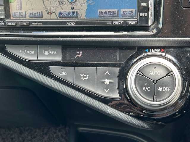 トヨタ アクア S 茨城県 2016(平28)年 2.5万km クールソーダメタリック 純正ＳＤナビ　/-FM/AM/CD/ＥＴＣ　/バックカメラ　/D席N席シートヒーター　/オートライト　/純正フロアマット　/パワーステアリング　/パワーウィンドウ　/ＡＢＳ　/横滑り防止装置　/盗難防止装置　/キセノンヘッドライト　/Ｗエアバッグ/プッシュスタート