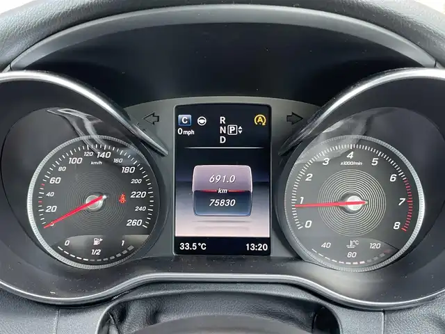 メルセデス・ベンツ Ｃ２００ アバンギャルド 鹿児島県 2014(平26)年 7.6万km 白 純正HDDナビ/純正フルセグTV/純正CD/DVD再生/Bluetoothオーディオ/バックカメラ/クルーズコントロール/ETC/ターボ車/アイドリングストップ/ハーフレザーシート/前席パワーシート/前席シートヒーター/純正フロアマット/純正17インチアルミ/レーンキープアシスト/衝突軽減ブレーキ/オートライト/LEDヘッドライト/取扱説明書/スペアキー1本（スマートキー）
