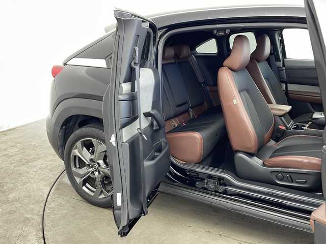 マツダ ＭＸ－３０ 兵庫県 2021(令3)年 3.5万km ジェットブラックマイカ ・ボーズサウンドシステム（ＡＵＤＩＯＰＩＬＯＴ２＋Ｃｅｎｔｅｒｐｏｉｎｔ２）＋１２スピーカー/・ベーシックＰＫＧ/・エクステリアＰＫＧ/・インテリアＰＫＧ（ブラウン内装）/・３６０°セーフティＰＫＧ/・ユーティリティＰＫＧ/・セーフティＰＫＧ/・運転席１０Ｗａｙパワーシート/・ドライビングポジションメモリー機能（シート位置／アクティブ・ドライビング・ディスプレイ／ドアミラー角度）/・アダプティブＬＥＤヘッドライト/・ヘッドランプユニット内シグネチャーＬＥＤランプ/・デイタイムランニングライト/・クルージング＆トラフィック・サポート/・i-ACTIVESENSE/・衝突軽減ブレーキ/・レーンキープアシストシステム/・ディスタンス＆スピードアラート/・スマートブレーキサポート/・ブラインドスポットモニター/・コーナーセンサー/・オートマチックハイビーム/・純正ナビ＆TV＆BT＆HDMI＆スマートフォン連携/・全方位カメラ/・ハーフレザーシート/・純正ビルトインETC/・純正18インチアルミホイール/・LEDライト/・前後ドライブレコーダー/・前席シートヒーター/・ステアリングヒーター/・スマートキー/・純正18インチAW