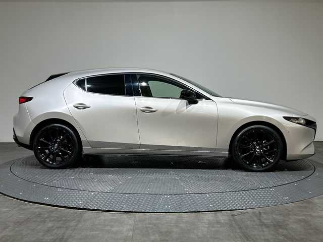 マツダ マツダ３ファストバック 15S ブラックトーンED 愛媛県 2022(令4)年 2.6万km プラチナクォーツメタリック ・８．８型ナビ/（フルセグ／Ｂｌｕｅｔｏｏｔｈ／ＣＤ／ＤＶＤ／ＵＳＢ／ＨＤＭＩ）/・全方位カメラ/・衝突軽減ブレーキ/・レーダークルーズコントロール/・前後コーナーセンサー/・オートマチックハイビーム/・LEDヘッドライト/・純正18インチアルミホイール/・スペアキー