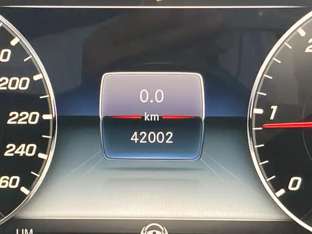メルセデス・ベンツ ＣＬＳ２２０ｄ スポーツ エクスクルーシブPKG 熊本県 2019(令1)年 4.2万km ヒヤシンスレッド スライディングサンルーフ/フルレザーシート/純正ナビ/Bluetooth/USB/SD/AppleCarPlay/AndroidAuto/フルセグTV/純正19インチアルミホイール/Burmesterサウンドシステム/ETC/道路標識アシスト/アクティブブレーキアシスト/アテンションアシスト/レーンチェンジアシスト/ブラインドスポットモニター/インテリジェントライトシステム/アダプティブクルーズコントロール/前席パワーシート/全席シートヒーター/前席シートクーラー/純正パフュームアトマイザー/LEDヘッドライト/パワーバックドア