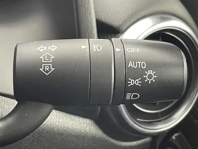 マツダ デミオ 15Sミストマルーン 茨城県 2018(平30)年 1.7万km エターナルブルーマイカ マツダ純正メモリナビ/・全方位カメラ/・Bluetooth/FM/AM/CD/AUX/DVD/・フルセグテレビ/・USB入力端子×２/BSM/前後コーナーセンサー/レーンキープアシスト/衝突被害軽減ブレーキ/カーテンエアバッグ/LEDヘッドライト/横滑り防止機能/MTモード付AT/純正フロアマット/純正アルミホイール/スマートキー/アイドリングストップ/盗難防止機能/ABS