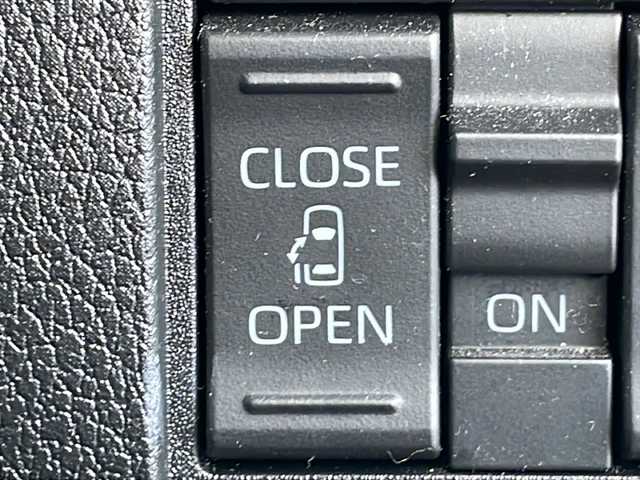 ダイハツ ムーヴ キャンバス ストライプス G 愛知県 2023(令5)年 1.8万km シャイニングホワイトパール/スムーズグレーマイカメタリック 禁煙車/AM/FM/CD/DVD/USB/純正ナビ/フルセグTV/アラウンドビュー/衝突軽減ブレーキ/前後コーナーセンサー/両側パワースライドドア/前席シートヒーター/ホットカップホルダー/アイドリングストップ/ETC/サイドエアバッグ/電子パーキング/盗難防止/純正フロアマット/プッシュスタート/電動格納ミラー/スマートキー