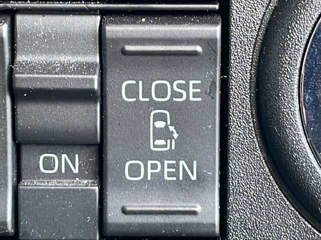 ダイハツ ムーヴ キャンバス ストライプス G 愛知県 2023(令5)年 1.8万km シャイニングホワイトパール/スムーズグレーマイカメタリック 禁煙車/AM/FM/CD/DVD/USB/純正ナビ/フルセグTV/アラウンドビュー/衝突軽減ブレーキ/前後コーナーセンサー/両側パワースライドドア/前席シートヒーター/ホットカップホルダー/アイドリングストップ/ETC/サイドエアバッグ/電子パーキング/盗難防止/純正フロアマット/プッシュスタート/電動格納ミラー/スマートキー