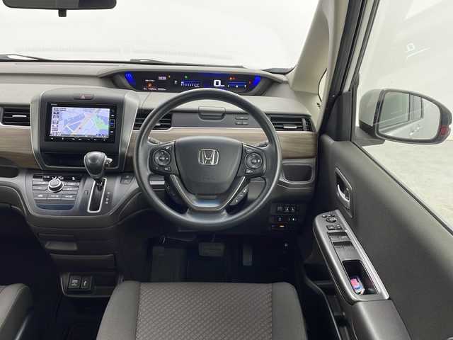 ホンダ フリード G ホンダセンシング 愛知県 2021(令3)年 5万km プラチナホワイトパール 純正ナビ【VXM-214VFi】/バックカメラ/フルセグTV・Bluetooth・CD・DVD・USB/ETC/両側パワースライドドア/ホンダセンシング/衝突軽減ブレーキ/誤発進抑制/後方誤発進抑制/歩行者事故低減ステアリング/先行車発進告知/標識認識/路外逸脱抑制/アダプティブクルーズコントロール/車線維持支援システム/アイドリングストップ/ヒルスタートアシスト/横滑り防止/ハロゲンヘッド/オートライト/純正フロアマット/プッシュスタート/スマートキー/スペアキー1本/保証書/取扱説明書・ナビ説明書