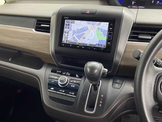 ホンダ フリード G ホンダセンシング 愛知県 2021(令3)年 5万km プラチナホワイトパール 純正ナビ【VXM-214VFi】/バックカメラ/フルセグTV・Bluetooth・CD・DVD・USB/ETC/両側パワースライドドア/ホンダセンシング/衝突軽減ブレーキ/誤発進抑制/後方誤発進抑制/歩行者事故低減ステアリング/先行車発進告知/標識認識/路外逸脱抑制/アダプティブクルーズコントロール/車線維持支援システム/アイドリングストップ/ヒルスタートアシスト/横滑り防止/ハロゲンヘッド/オートライト/純正フロアマット/プッシュスタート/スマートキー/スペアキー1本/保証書/取扱説明書・ナビ説明書