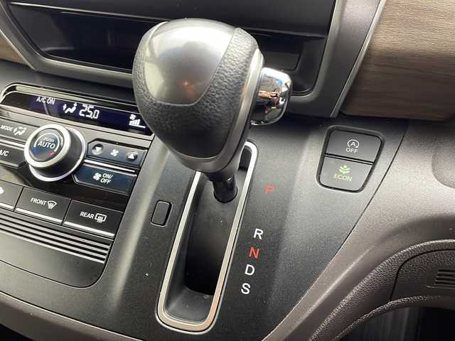 ホンダ フリード G ホンダセンシング 愛知県 2021(令3)年 5万km プラチナホワイトパール 純正ナビ【VXM-214VFi】/バックカメラ/フルセグTV・Bluetooth・CD・DVD・USB/ETC/両側パワースライドドア/ホンダセンシング/衝突軽減ブレーキ/誤発進抑制/後方誤発進抑制/歩行者事故低減ステアリング/先行車発進告知/標識認識/路外逸脱抑制/アダプティブクルーズコントロール/車線維持支援システム/アイドリングストップ/ヒルスタートアシスト/横滑り防止/ハロゲンヘッド/オートライト/純正フロアマット/プッシュスタート/スマートキー/スペアキー1本/保証書/取扱説明書・ナビ説明書