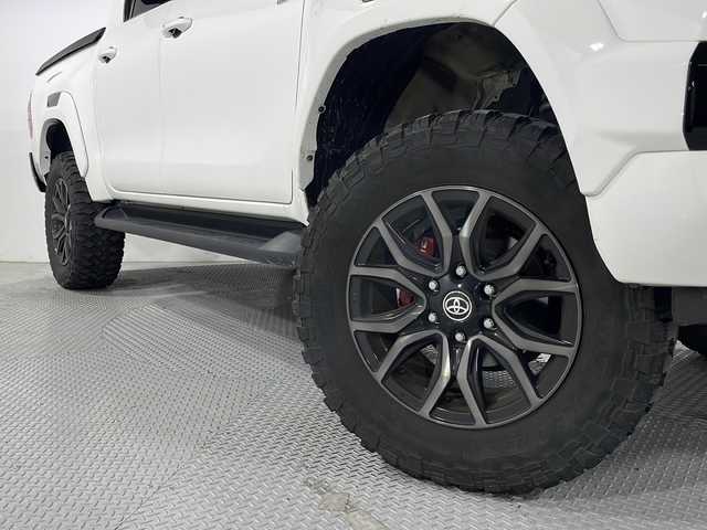 トヨタ ハイラックス Z GRスポーツ 広島県 2022(令4)年 5.1万km スーパーホワイトⅡ 純正8型ディスプレイオーディオ/パノラミックビューモニター/トノカバー/パワーシート/ハーフレザーシート/パドルシフト/ダウンヒルアシストコントロール/リヤデフロック/トランスファーレバー/クリアランスソナー/セーフティセンス/・プリクラッシュセーフティ/・レーンディパーチャーアラート/・レーダークルーズコントロール/純正18インチAW/LEDヘッドランプ/ETC