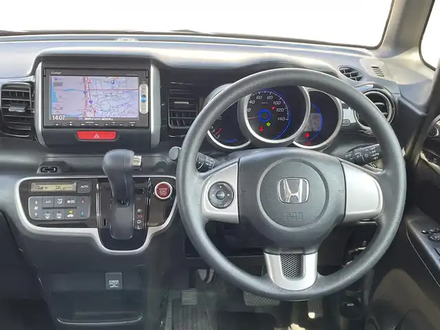 ホンダ Ｎ ＢＯＸ カスタム SSパッケージ 福岡県 2014(平26)年 7.7万km プレミアムホワイトパール (株)IDOMが運営する【じしゃロン八幡西店】の自社ローン専用車両になります。こちらは現金またはオートローンご利用時の価格です。自社ローンご希望の方は別途その旨お申付け下さい/衝突軽減システム/スマートキー /ナビ/ワンセグ/Bluetooth/バックカメラ/HID/オートライト