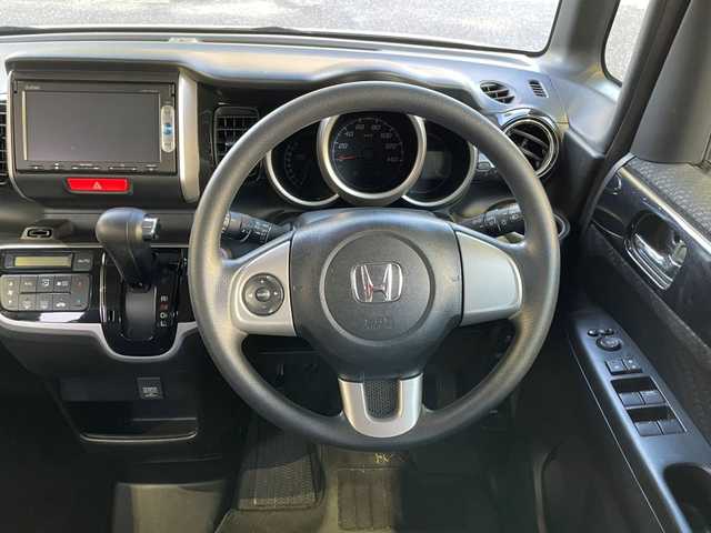 ホンダ Ｎ ＢＯＸ カスタム SSパッケージ 福岡県 2014(平26)年 7.7万km プレミアムホワイトパール (株)IDOMが運営する【じしゃロン八幡西店】の自社ローン専用車両になります。こちらは現金またはオートローンご利用時の価格です。自社ローンご希望の方は別途その旨お申付け下さい /ナビ(ワンセグTV/Bluetooth)/バックカメラ/衝突軽減システム/スマートキー/オートライト