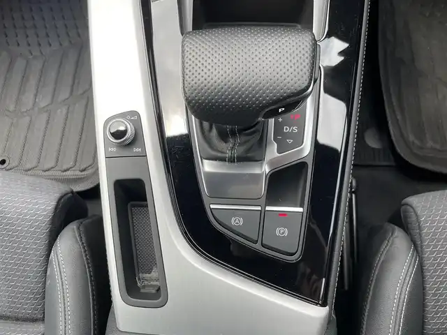 アウディ アウディ Ａ４ ブラックスタイルプラス 福岡県 2022(令4)年 2.9万km クワンタムグレー 純正メモリナビ(全方位モニター、AUX)/ETC2.0/エアバッグ(W＋サイド)/カーテンエアバッグ/前後コーナーセンサー/パーキングアシスト/アイドリングストップ/クルーズコントロール/Dualエアコン/ハーフレザーシート/シートヒーター(D＋N席)/純正フロアマット/純正アルミホイール/プッシュスタート/４WD/スマートキー
