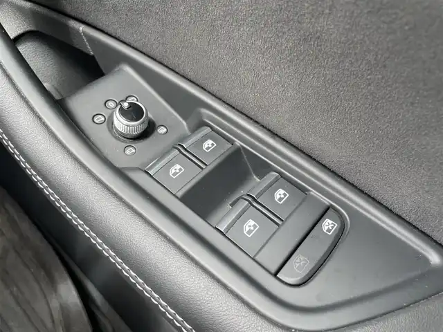 アウディ アウディ Ａ４ ブラックスタイルプラス 福岡県 2022(令4)年 2.9万km クワンタムグレー 純正メモリナビ(全方位モニター、AUX)/ETC2.0/エアバッグ(W＋サイド)/カーテンエアバッグ/前後コーナーセンサー/パーキングアシスト/アイドリングストップ/クルーズコントロール/Dualエアコン/ハーフレザーシート/シートヒーター(D＋N席)/純正フロアマット/純正アルミホイール/プッシュスタート/４WD/スマートキー