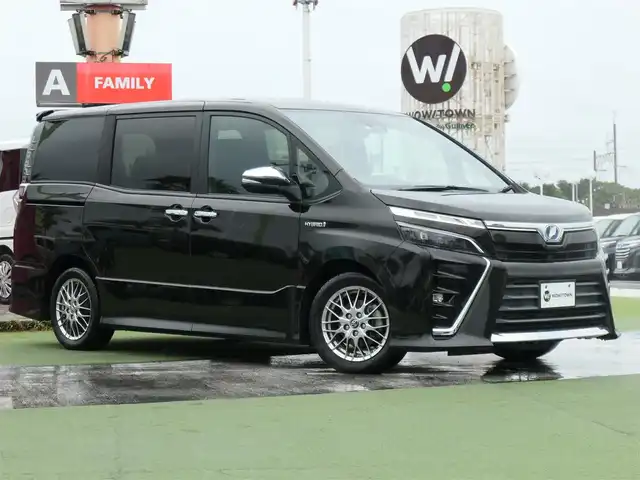 トヨタ ヴォクシー ハイブリッド ZS 煌 千葉県 2018(平30)年 5.6万km イナズマスパーキングブラックガラスフレーク Toyota Safety Sense/・プリクラッシュセーフティ/・レーンディパーチャーアラート/・オートハイビーム/クルーズコントロール/左オートステップ/両側パワースライドドア/純正SDナビ/地デジTV/【DVD/CD再生機能　Bluetooth接続】/バックカメラ/革巻きステアリング/ステアリングスイッチ/前席シートヒーター/ETC/LEDヘッドライト/ウインカーミラー/純正16インチアルミホイル/スマートキー