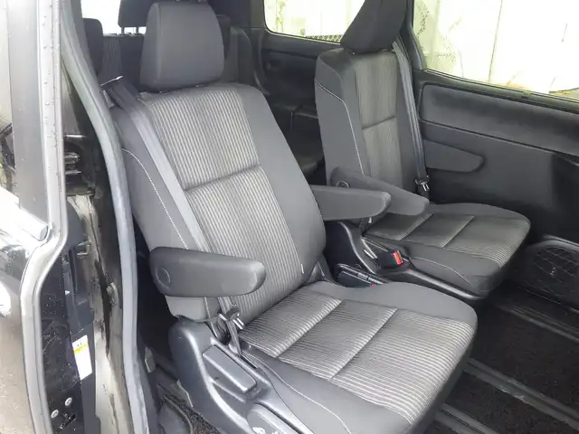 トヨタ ヴォクシー ハイブリッド ZS 煌 千葉県 2018(平30)年 5.6万km イナズマスパーキングブラックガラスフレーク Toyota Safety Sense/・プリクラッシュセーフティ/・レーンディパーチャーアラート/・オートハイビーム/クルーズコントロール/左オートステップ/両側パワースライドドア/純正SDナビ/地デジTV/【DVD/CD再生機能　Bluetooth接続】/バックカメラ/革巻きステアリング/ステアリングスイッチ/前席シートヒーター/ETC/LEDヘッドライト/ウインカーミラー/純正16インチアルミホイル/スマートキー