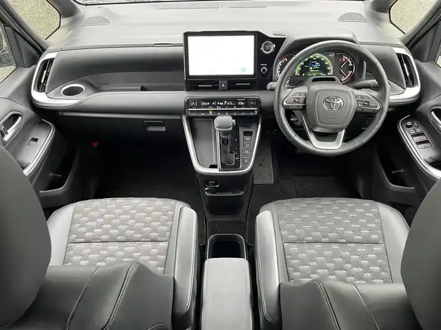 トヨタ ヴォクシー S－Z 福岡県 2022(令4)年 2.7万km アティチュードブラックマイカ ワンオーナー/純正メーカーナビ/（Bluetooth対応/フルセグ/AM/FM）/純正後席モニター（フリップダウンモニター）/レーダークルーズコントロール/オートブレーキホールド/トヨタセーフティセンス/-プリクラッシュセーフティ/-ブラインドスポットモニター/-車線逸脱警報/-駐車支援システム/シートヒーター/ハーフレーザー/ステアリングヒーター/オットマン（2列目シート）/両側パワースライドドア/電動リアゲート/バックカメラ/ドライブレコーダー/ビルトインETC2.0/純正アルミホイール/純正フロアマット/保証書/取扱説明書/スマートキー