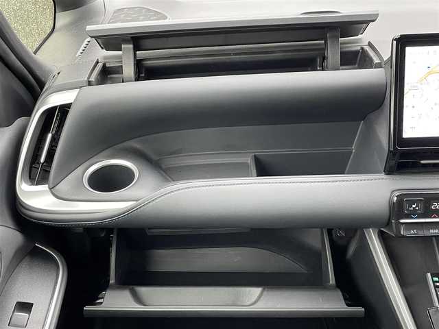 トヨタ ヴォクシー S－Z 福岡県 2022(令4)年 2.7万km アティチュードブラックマイカ ワンオーナー/純正メーカーナビ/（Bluetooth対応/フルセグ/AM/FM）/純正後席モニター（フリップダウンモニター）/レーダークルーズコントロール/オートブレーキホールド/トヨタセーフティセンス/-プリクラッシュセーフティ/-ブラインドスポットモニター/-車線逸脱警報/-駐車支援システム/シートヒーター/ハーフレーザー/ステアリングヒーター/オットマン（2列目シート）/両側パワースライドドア/電動リアゲート/バックカメラ/ドライブレコーダー/ビルトインETC2.0/純正アルミホイール/純正フロアマット/保証書/取扱説明書/スマートキー