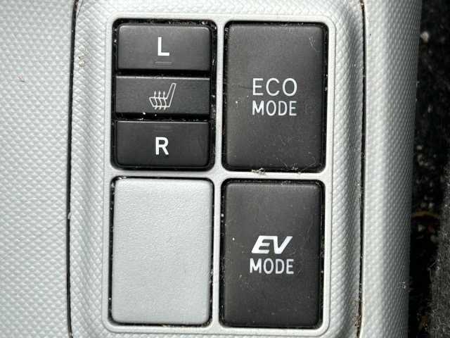 トヨタ アクア S 千葉県 2012(平24)年 7.1万km シルバーM 社外ディスプレイオーディオ/Bluetooth/Apple Carplay/ETC/バックカメラ/1列目シートヒーター/横滑り防止装置/盗難防止装置/Wエアバック/オートライト/ウィンカーミラー/ステアリングスイッチ/プッシュスタート/スマートキー/スペアキー１本/社外アルミホイール/純正フロアマット/保証書/取扱説明書