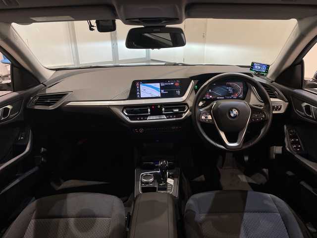 ＢＭＷ ２１８ｉ グランクーペ プレイ 新潟県 2020(令2)年 3.4万km サファイアブラックP  BMWライブ・コックピット/・HDDナビゲーション・システム/・10.25インチ マルチ・ディスプレイ・メーター・パネル/・10.25インチ ワイド・コントロール・ディスプレイ/・Apple CarPlay/マルチスポーク・スタイリング546 アロイ・ホイール/ライト・パッケージ：/・アンビエント・ライト/・リーディング・ライト/・ 照明付バニティ・ミラー/・ドア・ハンドル照明/・フロント・フットウェル・ライト/・LEDプロジェクション・ライト〔運転席〕/ドライビングアシスト/・ACC／アクティブ・クルーズ・コントロール/・トラフィック・サイン・アシスト/・レーン・ディパーチャー・ウォーニング/・ レーン・チェンジ・ウォーニング /・前車接近警告機能/・後車衝突警告機能/・ 衝突回避・被害軽減ブレーキ/・リヤ・ビュー・カメラ/ワイヤレス・チャージング/パワーシート/ドライブレコーダー