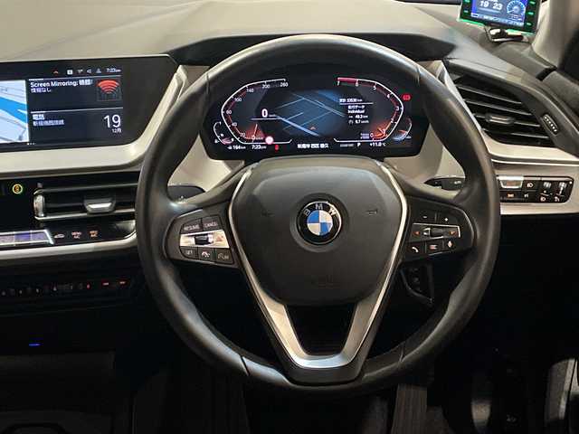 ＢＭＷ ２１８ｉ グランクーペ プレイ 新潟県 2020(令2)年 3.4万km サファイアブラックP  BMWライブ・コックピット/・HDDナビゲーション・システム/・10.25インチ マルチ・ディスプレイ・メーター・パネル/・10.25インチ ワイド・コントロール・ディスプレイ/・Apple CarPlay/マルチスポーク・スタイリング546 アロイ・ホイール/ライト・パッケージ：/・アンビエント・ライト/・リーディング・ライト/・ 照明付バニティ・ミラー/・ドア・ハンドル照明/・フロント・フットウェル・ライト/・LEDプロジェクション・ライト〔運転席〕/ドライビングアシスト/・ACC／アクティブ・クルーズ・コントロール/・トラフィック・サイン・アシスト/・レーン・ディパーチャー・ウォーニング/・ レーン・チェンジ・ウォーニング /・前車接近警告機能/・後車衝突警告機能/・ 衝突回避・被害軽減ブレーキ/・リヤ・ビュー・カメラ/ワイヤレス・チャージング/パワーシート/ドライブレコーダー