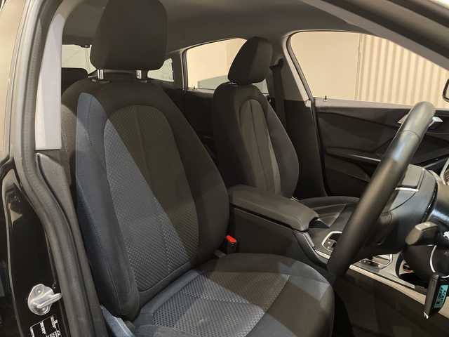 ＢＭＷ ２１８ｉ グランクーペ プレイ 新潟県 2020(令2)年 3.4万km サファイアブラックP  BMWライブ・コックピット/・HDDナビゲーション・システム/・10.25インチ マルチ・ディスプレイ・メーター・パネル/・10.25インチ ワイド・コントロール・ディスプレイ/・Apple CarPlay/マルチスポーク・スタイリング546 アロイ・ホイール/ライト・パッケージ：/・アンビエント・ライト/・リーディング・ライト/・ 照明付バニティ・ミラー/・ドア・ハンドル照明/・フロント・フットウェル・ライト/・LEDプロジェクション・ライト〔運転席〕/ドライビングアシスト/・ACC／アクティブ・クルーズ・コントロール/・トラフィック・サイン・アシスト/・レーン・ディパーチャー・ウォーニング/・ レーン・チェンジ・ウォーニング /・前車接近警告機能/・後車衝突警告機能/・ 衝突回避・被害軽減ブレーキ/・リヤ・ビュー・カメラ/ワイヤレス・チャージング/パワーシート/ドライブレコーダー