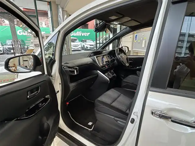 トヨタ ヴォクシー ハイブリッド ZS 煌Ⅱ 東京都 2019(令1)年 7.9万km ホワイトパールクリスタルシャイン ・純正10インチナビ/（NSZN-Z68T）/（CD/DVD/フルセグ/Bluetooth/HDMI）/・フリップダウン/・バックカメラ/・前後コーナーセンサー/・両側パワースライドドア/・前後ドライブレコーダー/・シートヒーター/・オートライト/・オートハイビーム/・LEDライト/・フロントフォグ/・衝突軽減システム/・LKA/・スマートキー/・プッシュスタート/・電動格納ミラー/・ETC2.0/・ステアリングスイッチ/・クルーズコントロール/・リアプライバシーガラス/・ISOFIX/・バイザー/・フロアマット/・純正16インチアルミホイール/・WSRS&ABS/・横滑り防止システム/・新車時保証書/・取扱説明書
