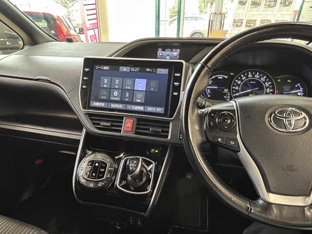トヨタ ヴォクシー ハイブリッド ZS 煌Ⅱ 東京都 2019(令1)年 7.9万km ホワイトパールクリスタルシャイン ・純正10インチナビ/（NSZN-Z68T）/（CD/DVD/フルセグ/Bluetooth/HDMI）/・フリップダウン/・バックカメラ/・前後コーナーセンサー/・両側パワースライドドア/・前後ドライブレコーダー/・シートヒーター/・オートライト/・オートハイビーム/・LEDライト/・フロントフォグ/・衝突軽減システム/・LKA/・スマートキー/・プッシュスタート/・電動格納ミラー/・ETC2.0/・ステアリングスイッチ/・クルーズコントロール/・リアプライバシーガラス/・ISOFIX/・バイザー/・フロアマット/・純正16インチアルミホイール/・WSRS&ABS/・横滑り防止システム/・新車時保証書/・取扱説明書