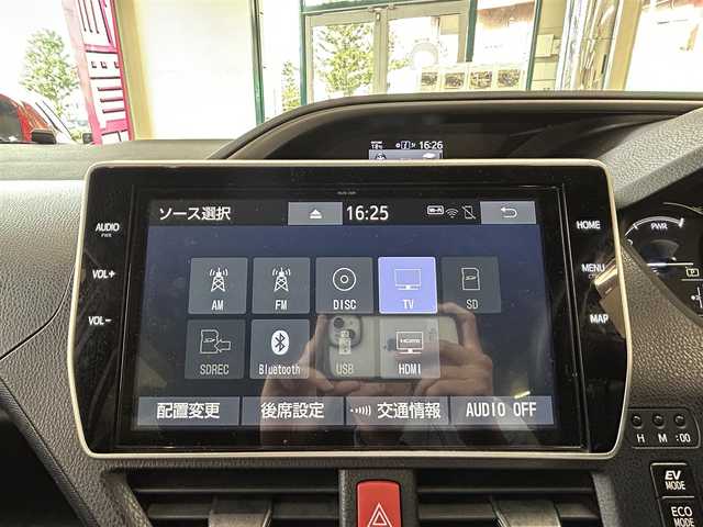 トヨタ ヴォクシー ハイブリッド ZS 煌Ⅱ 東京都 2019(令1)年 7.9万km ホワイトパールクリスタルシャイン ・純正10インチナビ/（NSZN-Z68T）/（CD/DVD/フルセグ/Bluetooth/HDMI）/・フリップダウン/・バックカメラ/・前後コーナーセンサー/・両側パワースライドドア/・前後ドライブレコーダー/・シートヒーター/・オートライト/・オートハイビーム/・LEDライト/・フロントフォグ/・衝突軽減システム/・LKA/・スマートキー/・プッシュスタート/・電動格納ミラー/・ETC2.0/・ステアリングスイッチ/・クルーズコントロール/・リアプライバシーガラス/・ISOFIX/・バイザー/・フロアマット/・純正16インチアルミホイール/・WSRS&ABS/・横滑り防止システム/・新車時保証書/・取扱説明書