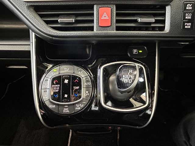 トヨタ ヴォクシー ハイブリッド ZS 煌Ⅱ 東京都 2019(令1)年 7.9万km ホワイトパールクリスタルシャイン ・純正10インチナビ/（NSZN-Z68T）/（CD/DVD/フルセグ/Bluetooth/HDMI）/・フリップダウン/・バックカメラ/・前後コーナーセンサー/・両側パワースライドドア/・前後ドライブレコーダー/・シートヒーター/・オートライト/・オートハイビーム/・LEDライト/・フロントフォグ/・衝突軽減システム/・LKA/・スマートキー/・プッシュスタート/・電動格納ミラー/・ETC2.0/・ステアリングスイッチ/・クルーズコントロール/・リアプライバシーガラス/・ISOFIX/・バイザー/・フロアマット/・純正16インチアルミホイール/・WSRS&ABS/・横滑り防止システム/・新車時保証書/・取扱説明書