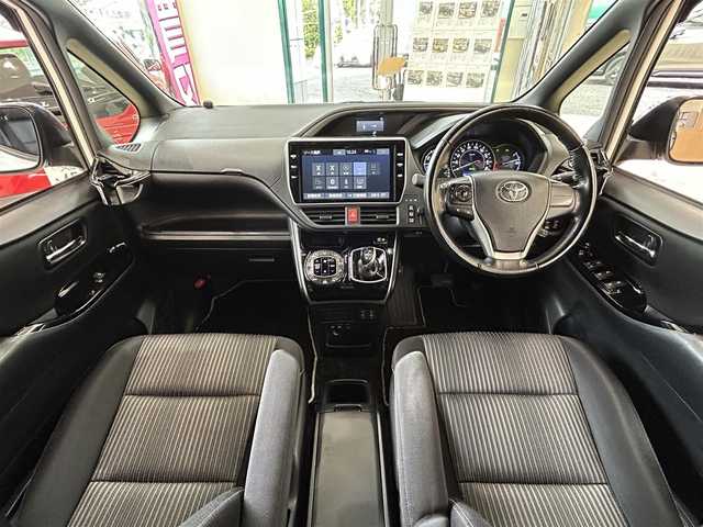 トヨタ ヴォクシー ハイブリッド ZS 煌Ⅱ 東京都 2019(令1)年 7.9万km ホワイトパールクリスタルシャイン ・純正10インチナビ/（NSZN-Z68T）/（CD/DVD/フルセグ/Bluetooth/HDMI）/・フリップダウン/・バックカメラ/・前後コーナーセンサー/・両側パワースライドドア/・前後ドライブレコーダー/・シートヒーター/・オートライト/・オートハイビーム/・LEDライト/・フロントフォグ/・衝突軽減システム/・LKA/・スマートキー/・プッシュスタート/・電動格納ミラー/・ETC2.0/・ステアリングスイッチ/・クルーズコントロール/・リアプライバシーガラス/・ISOFIX/・バイザー/・フロアマット/・純正16インチアルミホイール/・WSRS&ABS/・横滑り防止システム/・新車時保証書/・取扱説明書