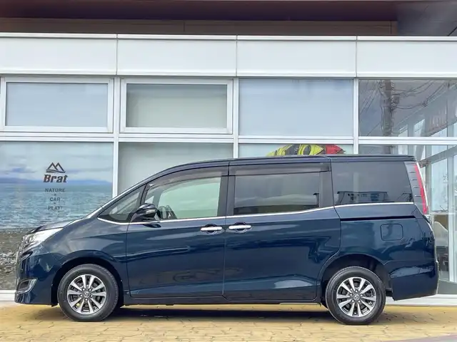 トヨタ エスクァイア Gi プレミアムパッケージ 道北・旭川 2017(平29)年 5.2万km 紺 ワンオーナー/地デジ、Bluetooth/純正ナビ10インチナビ（NSZN-N66T）/バックカメラ/後期型/トヨタセーフティセンス/ハーフレザーシート/デアイサー/クルーズコントロール/LEDヘッドライト/両側パワースライドドア/コンビステアリング/プッシュスタート/アイドリングストップ/ETC/取扱説明書/保証書/スペアキー1個