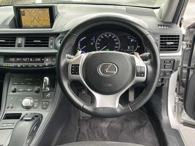 レクサス ＣＴ 200h 茨城県 2011(平23)年 13.9万km シルバーマイカメタリック 純正HDDナビ/コーナーセンサー前後/盗難防止装置/カーテンエアバッグ/サイドエアバッグ/オートライト/Bluetooth/USB入力端子/ETC/バックカメラ/フルセグTV/ドライブレコーダー/純正フロアマット/シートヒーター/15インチ純正アルミホイール/MTモード付AT/パーキングアシスト/スマートキー/冷房AAC