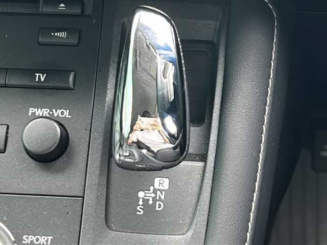 レクサス ＣＴ 200h 茨城県 2011(平23)年 13.9万km シルバーマイカメタリック 純正HDDナビ/コーナーセンサー前後/盗難防止装置/カーテンエアバッグ/サイドエアバッグ/オートライト/Bluetooth/USB入力端子/ETC/バックカメラ/フルセグTV/ドライブレコーダー/純正フロアマット/シートヒーター/15インチ純正アルミホイール/MTモード付AT/パーキングアシスト/スマートキー/冷房AAC