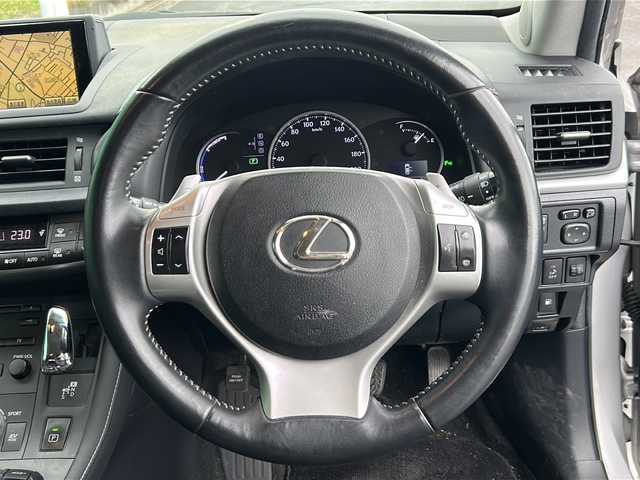 レクサス ＣＴ 200h 茨城県 2011(平23)年 13.9万km シルバーマイカメタリック 純正HDDナビ/コーナーセンサー前後/盗難防止装置/カーテンエアバッグ/サイドエアバッグ/オートライト/Bluetooth/USB入力端子/ETC/バックカメラ/フルセグTV/ドライブレコーダー/純正フロアマット/シートヒーター/15インチ純正アルミホイール/MTモード付AT/パーキングアシスト/スマートキー/冷房AAC