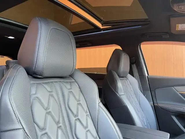 プジョー ５００８ GT ブルーHDi 愛知県 2022(令4)年 2.4万km プラチナグレー ファーストクラスパッケージ/黒革シート/パノラマサンルーフ/純正ナビ/フルセグTV/360度カメラ/AppleCarPlay/シートヒーター/パワーシート/パワーバックドア/アクティブクルーズコントロール/BSM/LKA/純正18アルミ