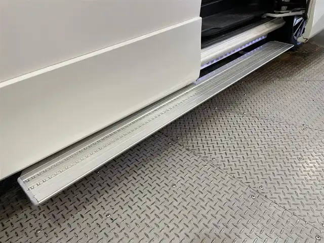 日産 セレナ ハイウェイスター V 愛知県 2020(令2)年 4.3万km ブリリアントホワイトパール 純正１０インチナビ/（Bluetooth/フルセグTV/AM/FM/SD/USB/CD/DVD/ Blu-ray/USB/iPod）/フリップダウンモニター　/プロパイロット　/衝突軽減ブレーキ　/アラウンドビューモニター/ＬＥＤヘッドライト　/左側ロングステップ/ＥＴＣ　/ドライブレコーダー　/ブラインドスポットモニター　/コーナーセンサー/レーンキープアシスト/インテリジェントパーキングアシスト/プッシュスタート/スマートキー/アイドリングストップ/ミュージックプレイヤー接続/純正フロアマット/純正16インチアルミホイール/オートライト