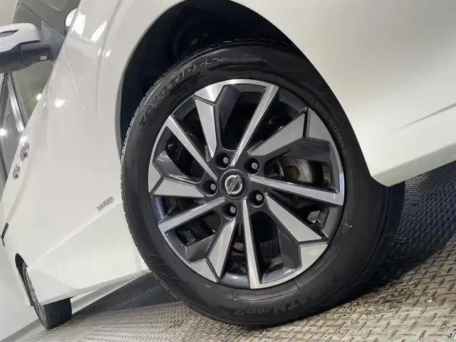 日産 セレナ ハイウェイスター V 愛知県 2020(令2)年 4.3万km ブリリアントホワイトパール 純正１０インチナビ/（Bluetooth/フルセグTV/AM/FM/SD/USB/CD/DVD/ Blu-ray/USB/iPod）/フリップダウンモニター　/プロパイロット　/衝突軽減ブレーキ　/アラウンドビューモニター/ＬＥＤヘッドライト　/左側ロングステップ/ＥＴＣ　/ドライブレコーダー　/ブラインドスポットモニター　/コーナーセンサー/レーンキープアシスト/インテリジェントパーキングアシスト/プッシュスタート/スマートキー/アイドリングストップ/ミュージックプレイヤー接続/純正フロアマット/純正16インチアルミホイール/オートライト