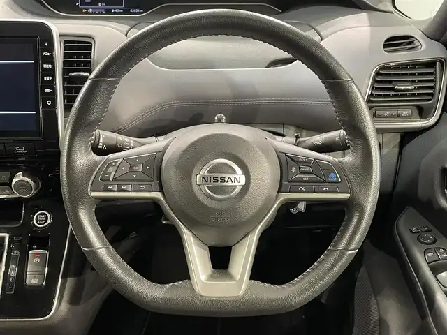 日産 セレナ ハイウェイスター V 愛知県 2020(令2)年 4.3万km ブリリアントホワイトパール 純正１０インチナビ/（Bluetooth/フルセグTV/AM/FM/SD/USB/CD/DVD/ Blu-ray/USB/iPod）/フリップダウンモニター　/プロパイロット　/衝突軽減ブレーキ　/アラウンドビューモニター/ＬＥＤヘッドライト　/左側ロングステップ/ＥＴＣ　/ドライブレコーダー　/ブラインドスポットモニター　/コーナーセンサー/レーンキープアシスト/インテリジェントパーキングアシスト/プッシュスタート/スマートキー/アイドリングストップ/ミュージックプレイヤー接続/純正フロアマット/純正16インチアルミホイール/オートライト