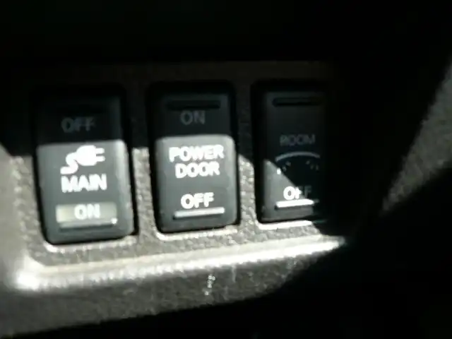 日産 セレナ ハイウェイスター 静岡県 2012(平24)年 8.7万km ブリリアントホワイトパール パノラミックルーフ/純正オプションナビ/フリップダウンモニター/両側パワースライドドア/バックカメラ/DVD再生/オートライト/キセノンライト/フォグライト/リアオートエアコン/フロアマット/スマートキー/スペアキー/ETC/新車保証書/取扱説明書