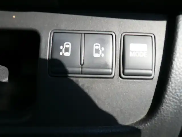 日産 セレナ ハイウェイスター 静岡県 2012(平24)年 8.7万km ブリリアントホワイトパール パノラミックルーフ/純正オプションナビ/フリップダウンモニター/両側パワースライドドア/バックカメラ/DVD再生/オートライト/キセノンライト/フォグライト/リアオートエアコン/フロアマット/スマートキー/スペアキー/ETC/新車保証書/取扱説明書