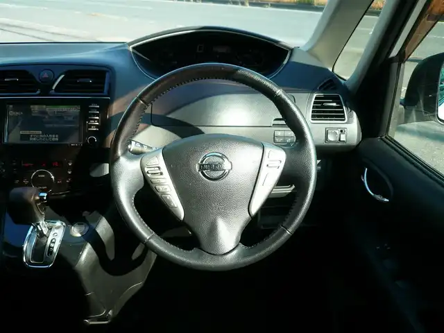 日産 セレナ ハイウェイスター 静岡県 2012(平24)年 8.7万km ブリリアントホワイトパール パノラミックルーフ/純正オプションナビ/フリップダウンモニター/両側パワースライドドア/バックカメラ/DVD再生/オートライト/キセノンライト/フォグライト/リアオートエアコン/フロアマット/スマートキー/スペアキー/ETC/新車保証書/取扱説明書