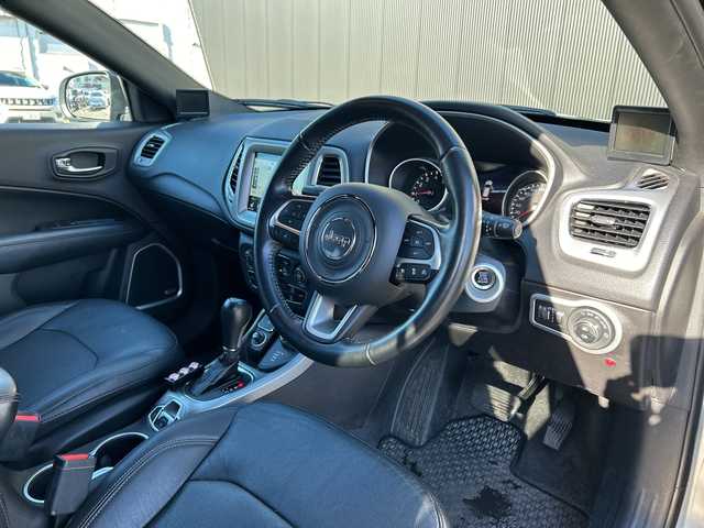 クライスラー・ジープ ジープ コンパス Sモデル 道東・釧路十勝 2020(令2)年 5.8万km シルバー ４WD/Uconectナビ/ BT/USB/AppleCarPlay/フルセグ/バックカメラ/純正ETC2.0/前後ドライブレコーダー/ドラレコ連動型デジタルインナーミラー/アドバンスブレーキサポート/レーンキーピングアシスト/アダプティブクルーズコントロール/ブラインドスポットモニター/パーキングアシスト/レザーシート/フロントシートヒーティング/運転席メモリ付きパワーシート/電動リアゲート/純正19インチAW/社外フロアマット/スペアキー