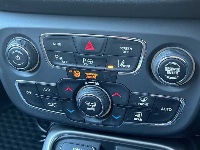 クライスラー・ジープ ジープ コンパス Sモデル 道東・釧路十勝 2020(令2)年 5.8万km シルバー ４WD/Uconectナビ/ BT/USB/AppleCarPlay/フルセグ/バックカメラ/純正ETC2.0/前後ドライブレコーダー/ドラレコ連動型デジタルインナーミラー/アドバンスブレーキサポート/レーンキーピングアシスト/アダプティブクルーズコントロール/ブラインドスポットモニター/パーキングアシスト/レザーシート/フロントシートヒーティング/運転席メモリ付きパワーシート/電動リアゲート/純正19インチAW/社外フロアマット/スペアキー