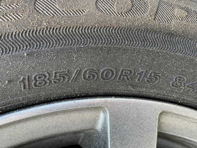 ホンダ フィット 13G Fパッケージ 青森県 2017(平29)年 7.7万km プレミアムホワイトパールⅡ 4WD/純正SDナビ・フルセグTV/CD・DVD・Bluetooth/バックカメラ/ETC/純正フロアマット/ステアリングリモコン/横滑り防止装置/スマートキー/プッシュスタート/フォグランプ/社外15インチアルミ