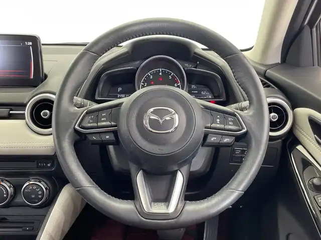 マツダ マツダ２ XD 100周年特別記念車 栃木県 2021(令3)年 3.5万km スノーフレイクホワイトパールマイカ ディーゼル/ターボ/100周年特別記念車/純正メモリナビ/（CD/DVD/フルセグTV/Bluetooth/SD/AUX/USB）/ETC/前後ドライブレコーダー/スムースレザーレッドシート/前席シートヒーター/禁煙車/ヘッドアップディスプレイ/オートライト/LEDヘッドライト/パドルシフト/LEDヘッドライト/横滑り防止装置/スマートキー/プッシュスタート/社外15インチアルミホイール/純正AW積込（ノーマルタイヤ）