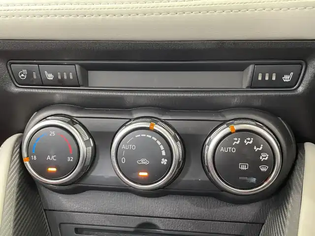 マツダ マツダ２ XD 100周年特別記念車 栃木県 2021(令3)年 3.5万km スノーフレイクホワイトパールマイカ ディーゼル/ターボ/100周年特別記念車/純正メモリナビ/（CD/DVD/フルセグTV/Bluetooth/SD/AUX/USB）/ETC/前後ドライブレコーダー/スムースレザーレッドシート/前席シートヒーター/禁煙車/ヘッドアップディスプレイ/オートライト/LEDヘッドライト/パドルシフト/LEDヘッドライト/横滑り防止装置/スマートキー/プッシュスタート/社外15インチアルミホイール/純正AW積込（ノーマルタイヤ）