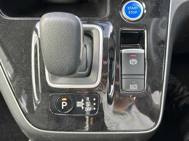 日産 セレナ e－パワー ハイウェイスター V 沖縄県 2020(令2)年 4.8万km ブリリアントホワイトパール 純正ナビ　/（ＡＭ／ＦＭ／ＣＤ／ＤＶＤ／ＢＴ）　/フルセグＴＶ　/全方位モニター　/後席モニター　/両側パワスラ　/衝突軽減　/コーナーセンサー　/クルーズコントロール　/純正フロアマット　/ドラレコ　/ＥＴＣ/スマートキー/ステアリングヒーター/オートライト/純正16AW/純正フロアマット/LEDヘッドライト/横滑り防止